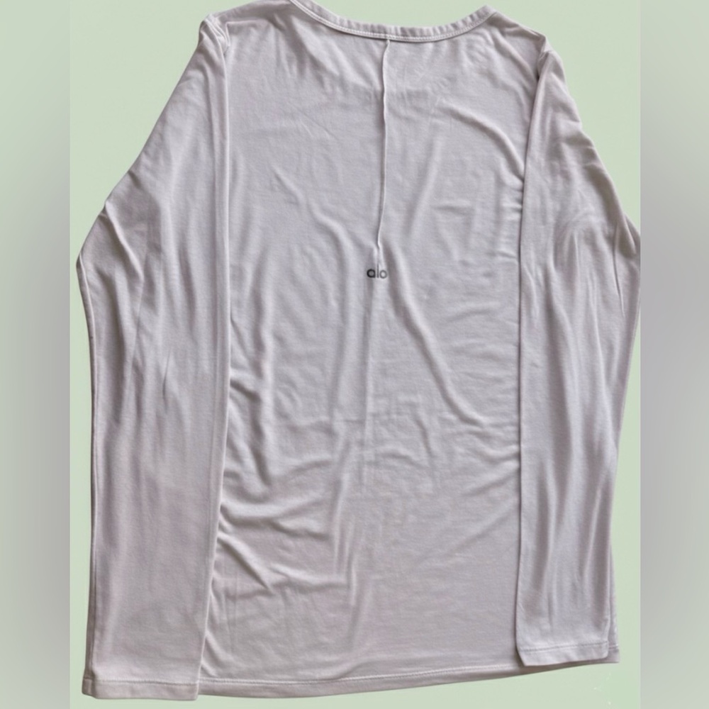 Alo women’s White Long Sleeve Motion T-Shirt Round Neck.  Size S.